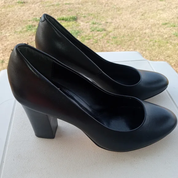 Isola Elegant Black Pumps - Picture 13 of 13